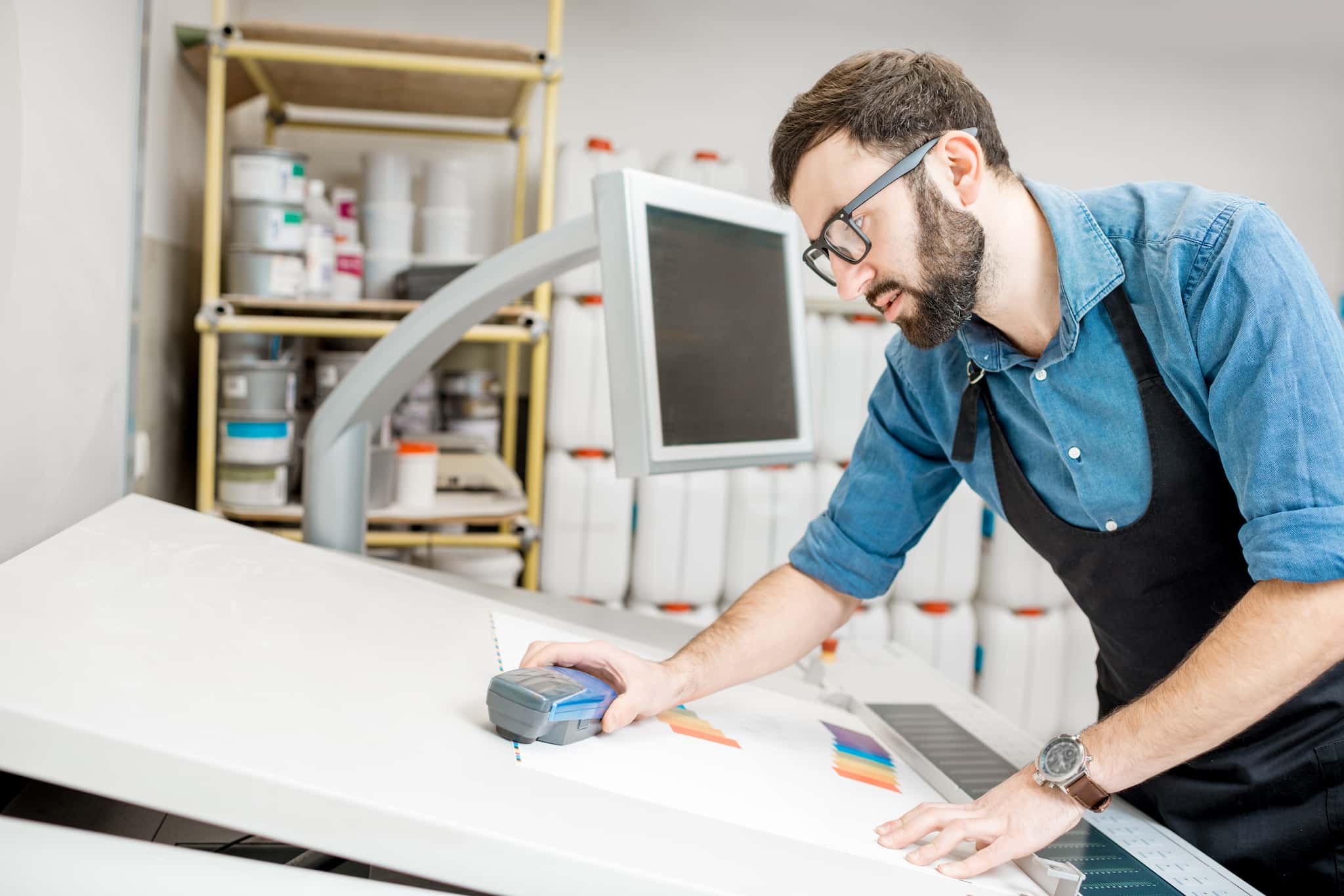 man-working-with-spectrometer-at-the-manufacturing-2023-11-27-05-31-04-utc (1)